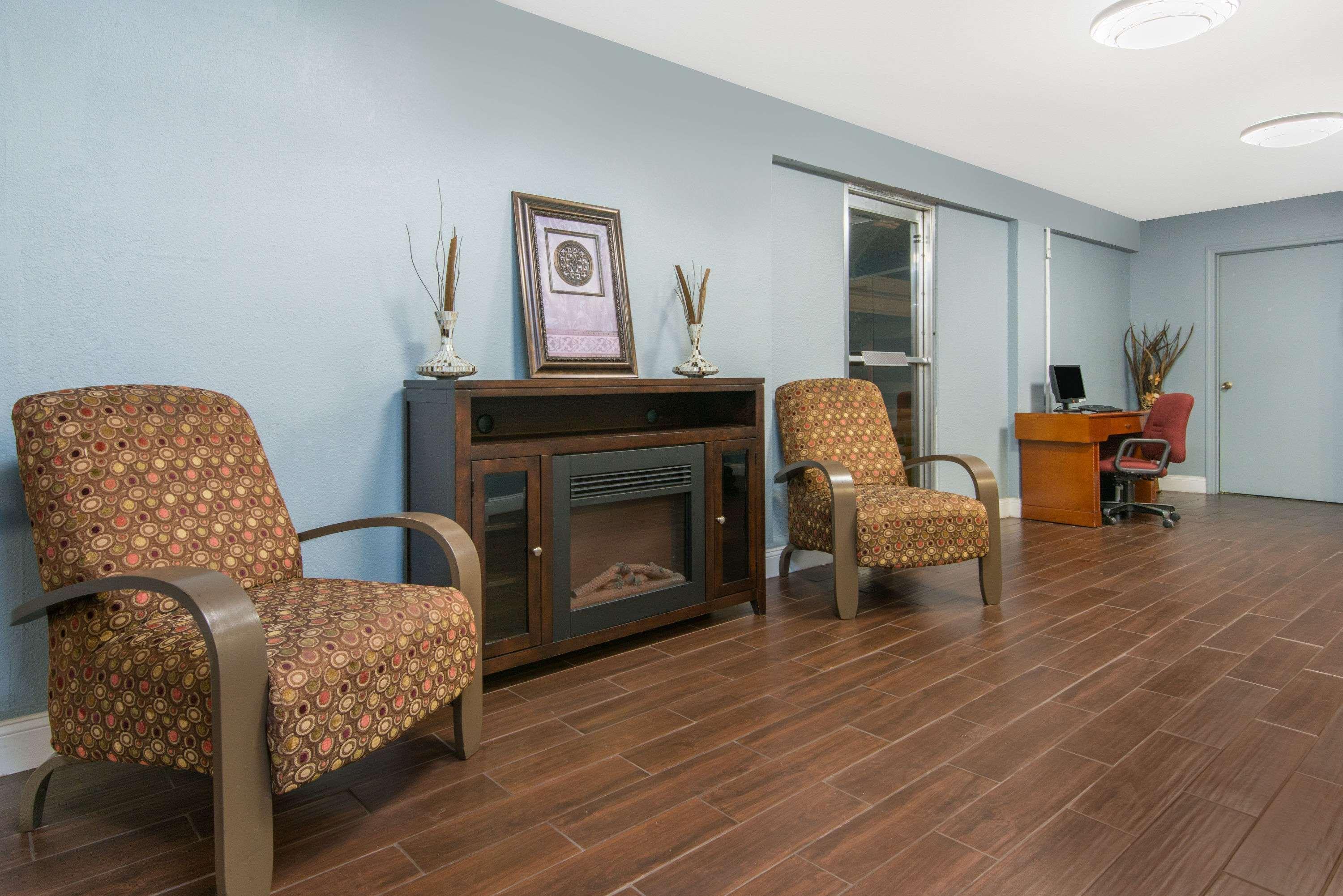 Days Inn & Suites By Wyndham Wichita East Luaran gambar