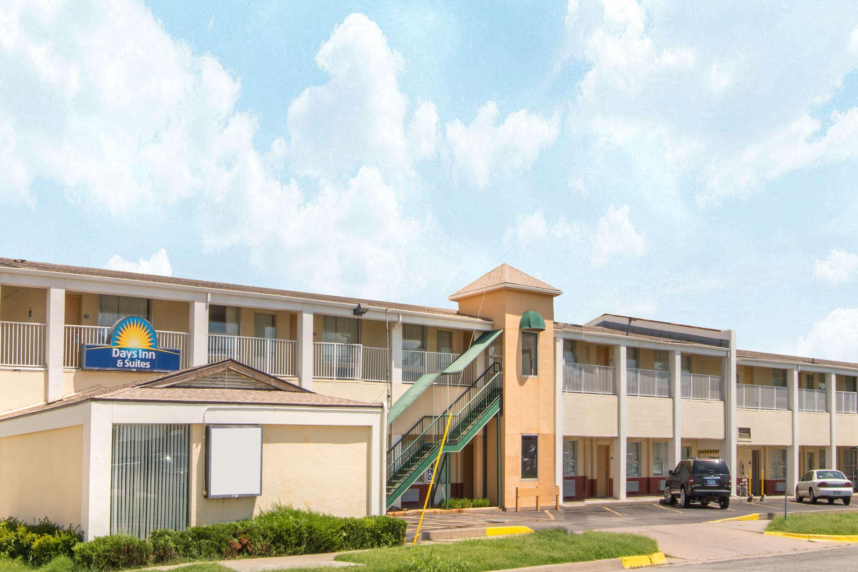 Days Inn & Suites By Wyndham Wichita East Luaran gambar