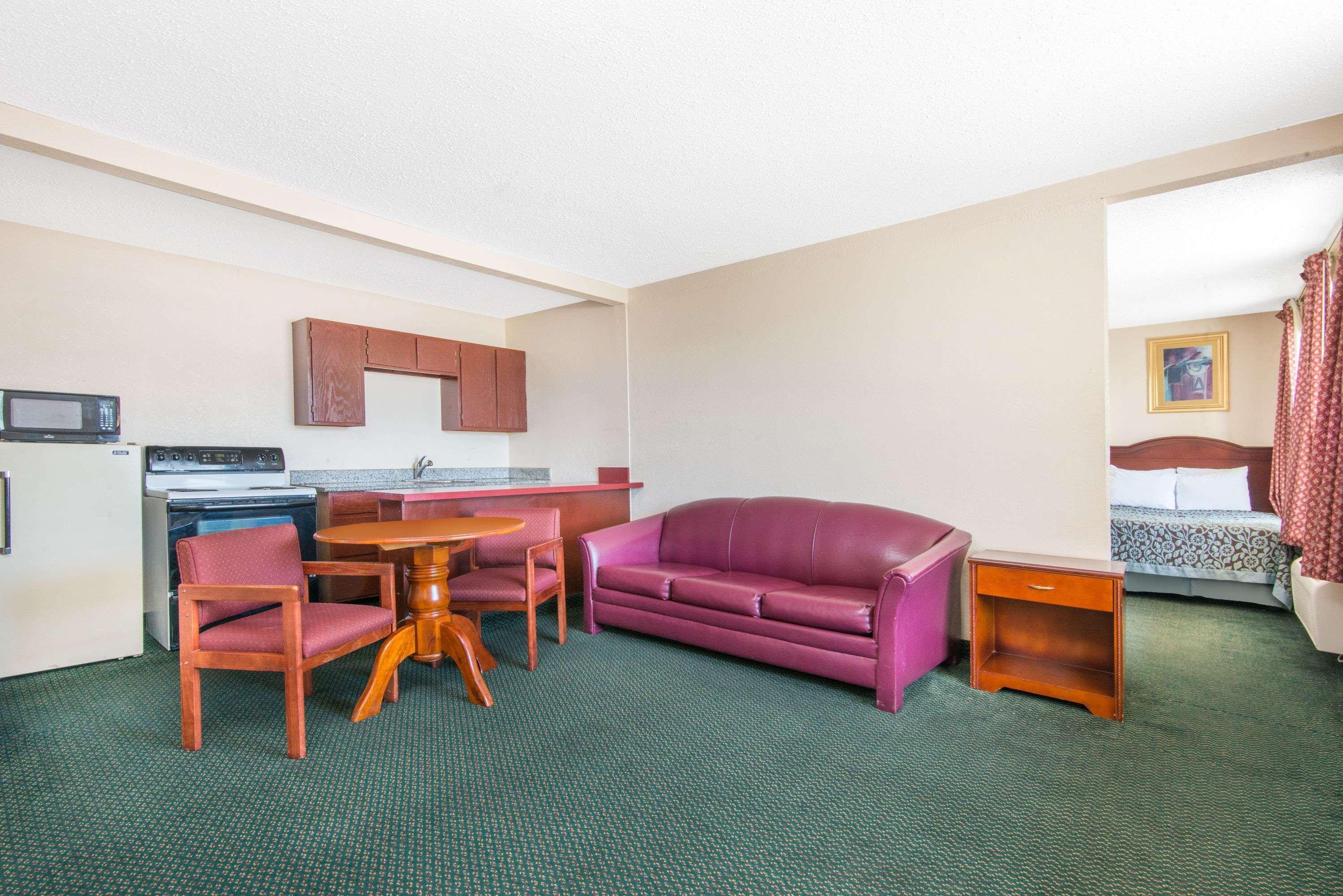 Days Inn & Suites By Wyndham Wichita East Luaran gambar