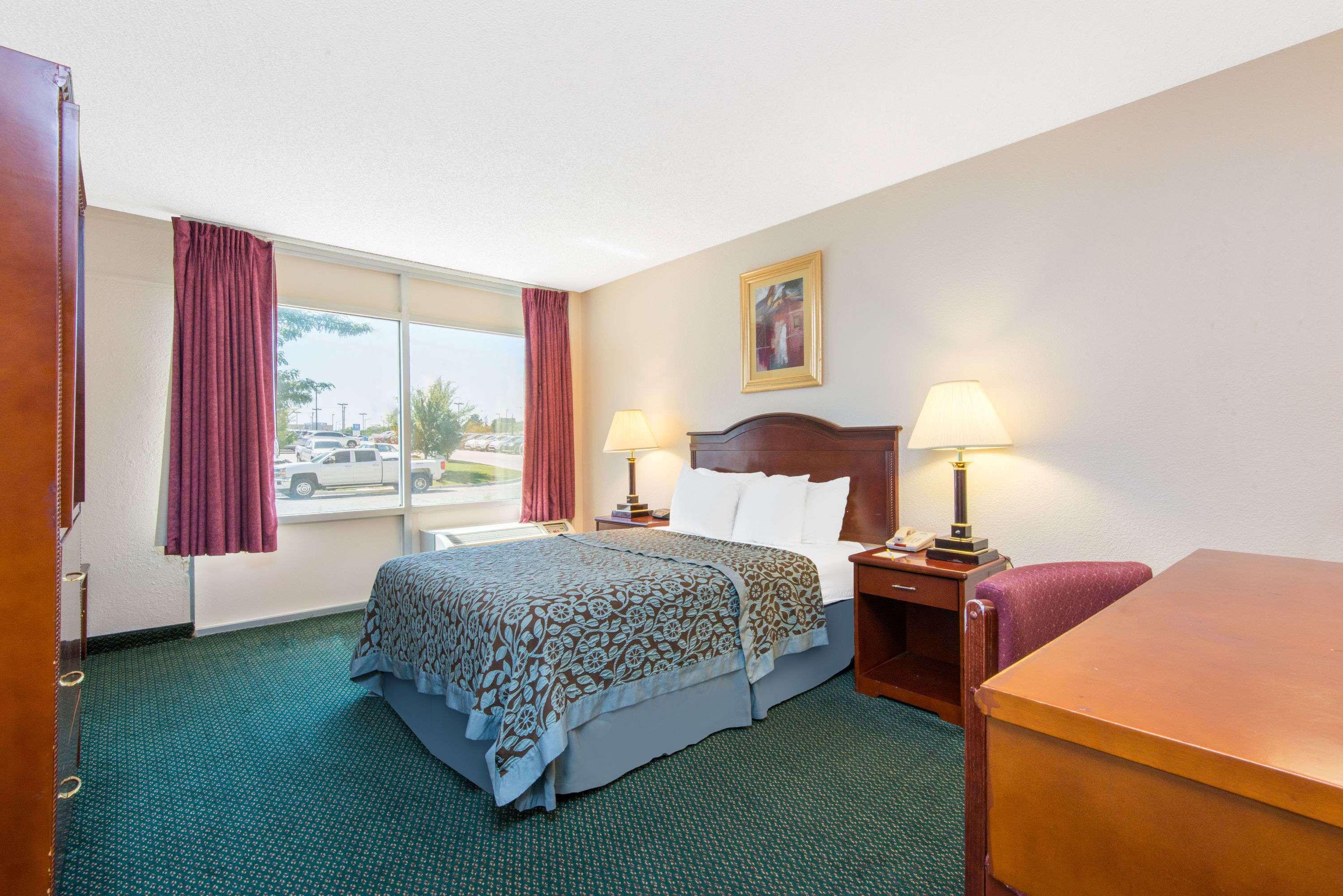 Days Inn & Suites By Wyndham Wichita East Luaran gambar
