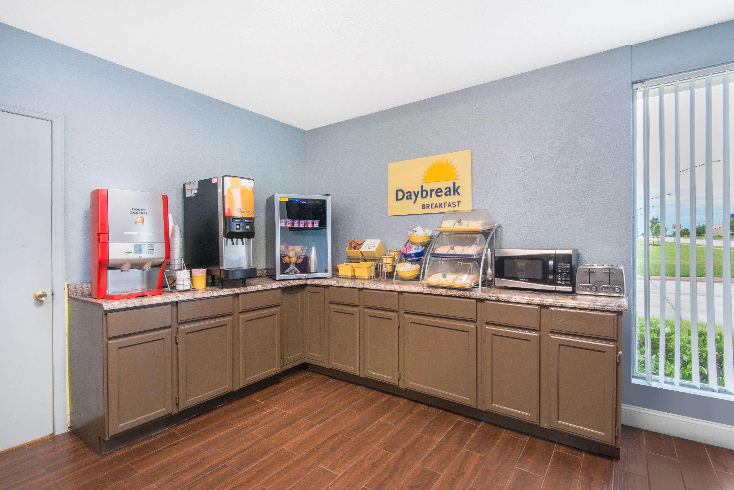 Days Inn & Suites By Wyndham Wichita East Luaran gambar