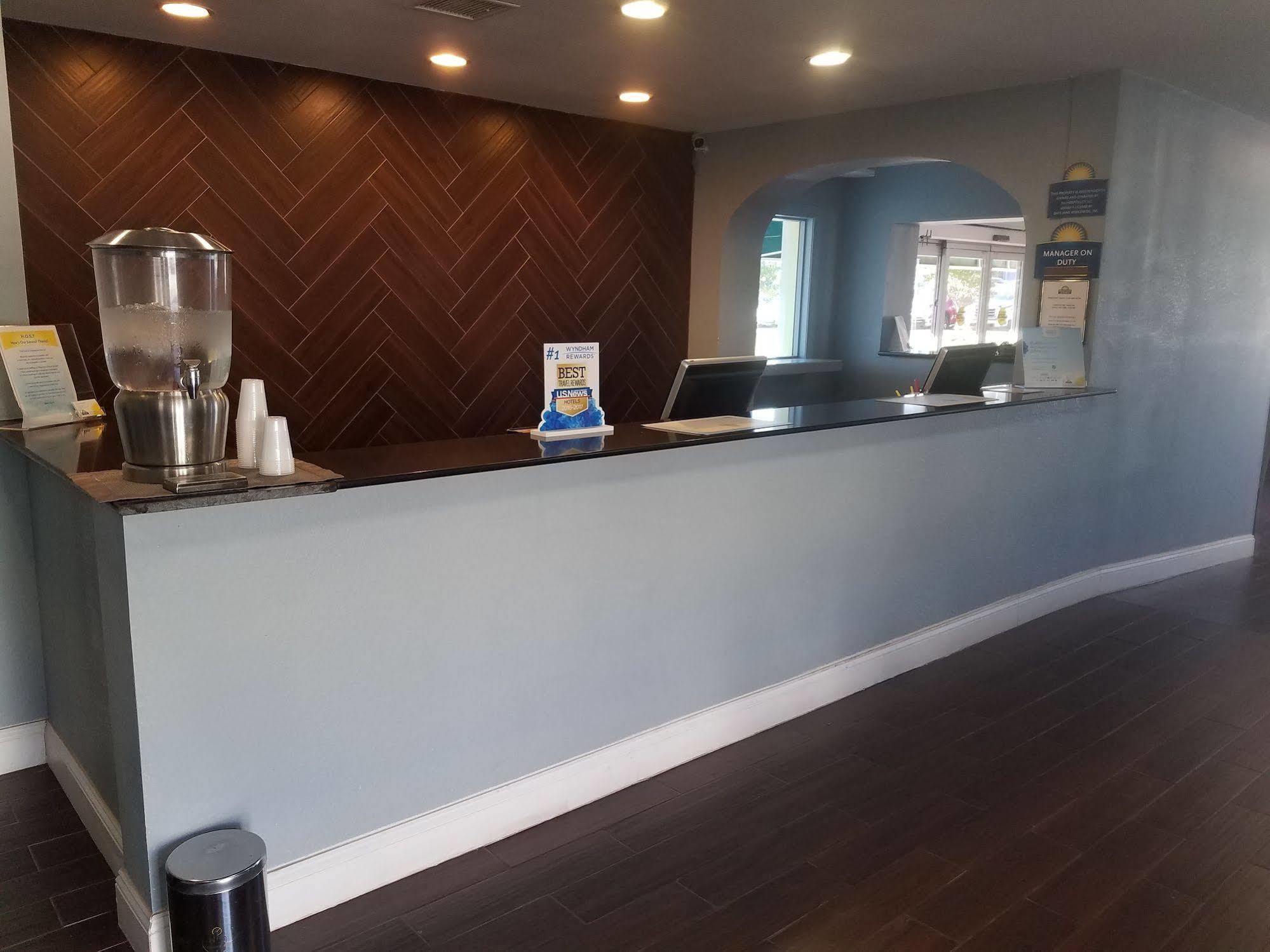 Days Inn & Suites By Wyndham Wichita East Luaran gambar