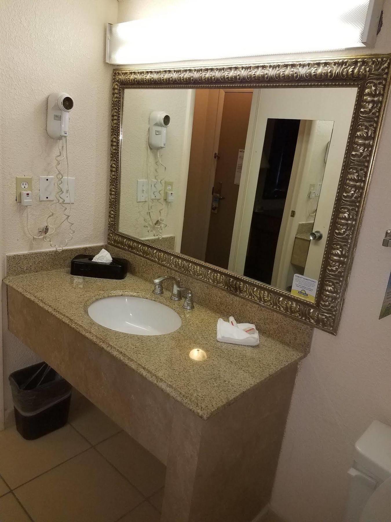 Days Inn & Suites By Wyndham Wichita East Luaran gambar