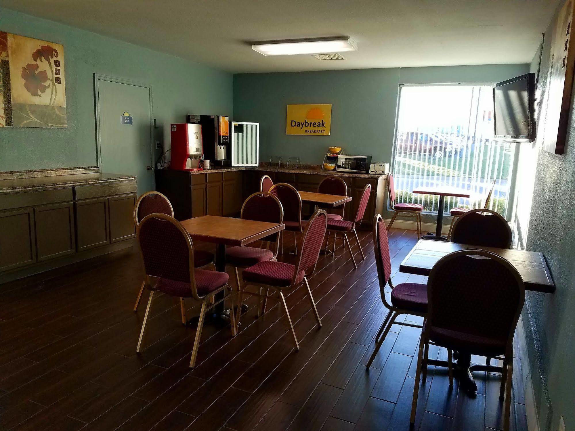 Days Inn & Suites By Wyndham Wichita East Luaran gambar