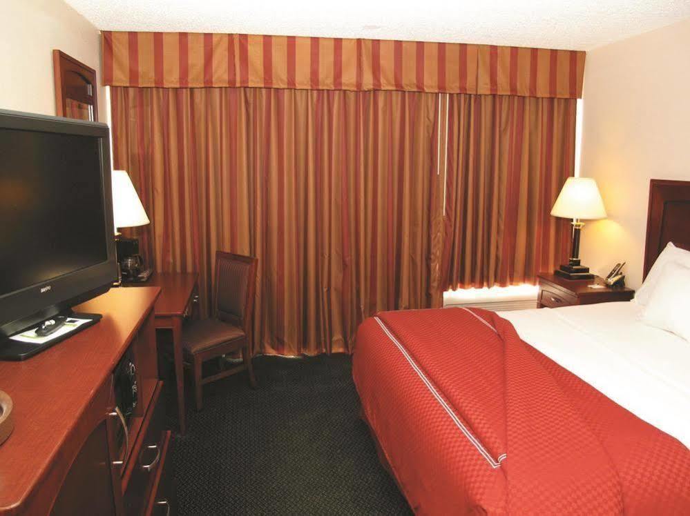 Days Inn & Suites By Wyndham Wichita East Luaran gambar